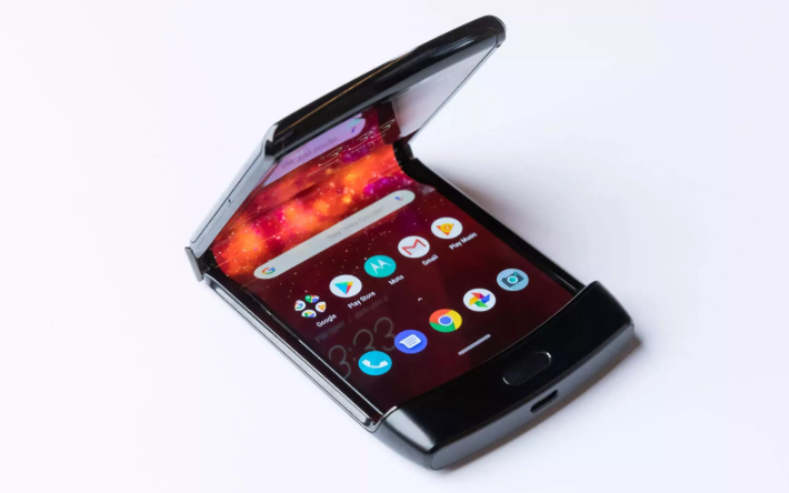 摩托罗拉 Razr 重生，从“翻盖”到“折叠屏”